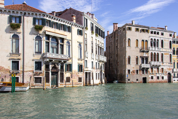 ヴェネツィア,イタリア- 2015年9月28日:ヴェネツィア市の水路。ヴェネツィア、イタリアの大運河を見下ろす住宅建築物のファサード. - 写真・画像