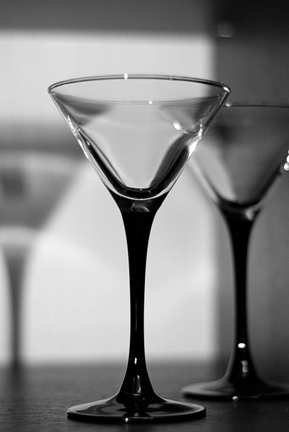 Пустой бокал мартини для коктейлей
 - Фото, изображение