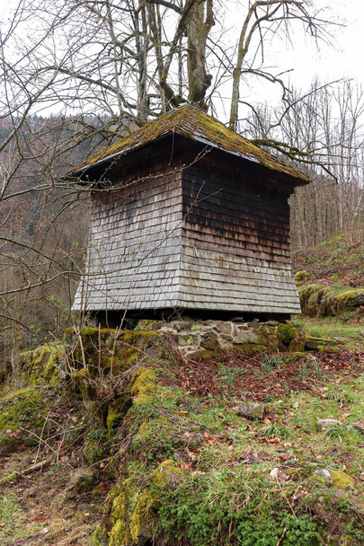 Petite cabane sur un sentier de randonnée dans la Forêt Noire d'Allemagne par une journée d'hiver grise
. - Photo, image
