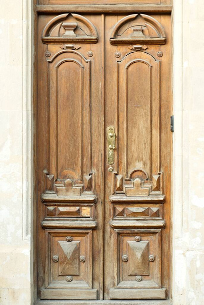 Старые старинные двери с резными орнаментами. Резьба по дереву
. - Фото, изображение