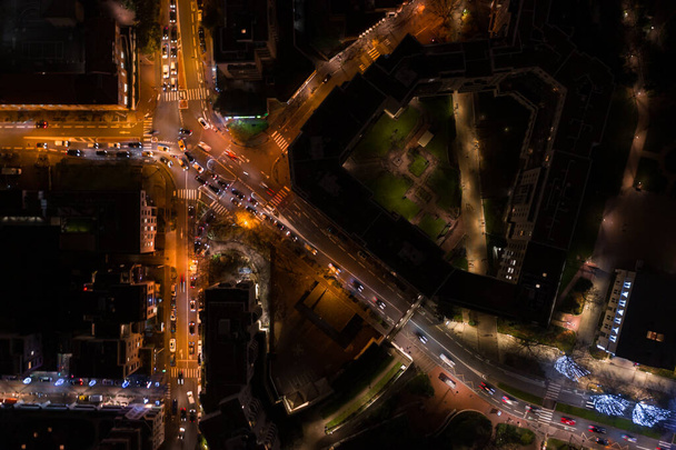 パリのクールボエで夜にメゾン・ド・ラ・メカニークの空中上空ドローンショット - 写真・画像