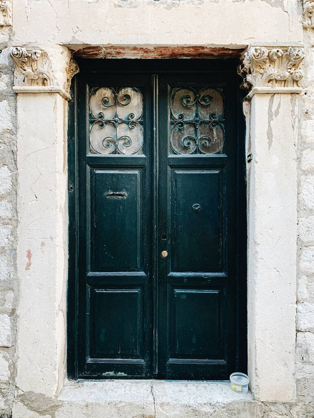 Dubrovnik, Croacia, 2019. Una vieja puerta de madera verde vintage. Arquitectura europea tradicional. Concepto de viaje
. - Foto, Imagen
