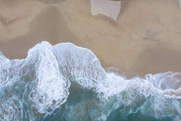 Ο Ειρηνικός Ωκεανός πλένεται ασταμάτητα ενάντια σε μια γραφική παραλία στη Βόρεια Καλιφόρνια. Αυτό το μέρος της δυτικής ακτής είναι μια από τις πιο όμορφες περιοχές της Βόρειας Αμερικής.. - Φωτογραφία, εικόνα