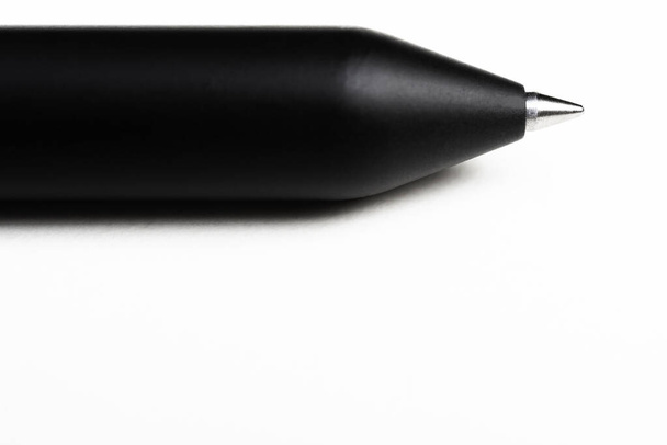 Aerodinamik siyah tükenmez kalem namlusunun bir kısmıyla birlikte yazı uçlarının makro görüntüsü beyaz arka planda.. - Fotoğraf, Görsel