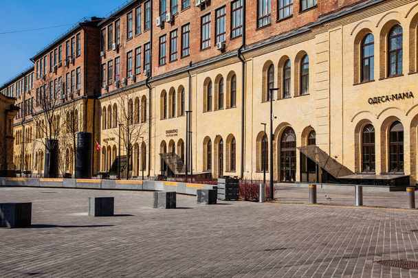 KYIV, UKRAINE -エイプリル社2020年5月5日:碑文付きのKYIVODMARKETの構築。旧アーセナル工場敷地内に20軒以上の店舗を構える市役所です。 - 写真・画像