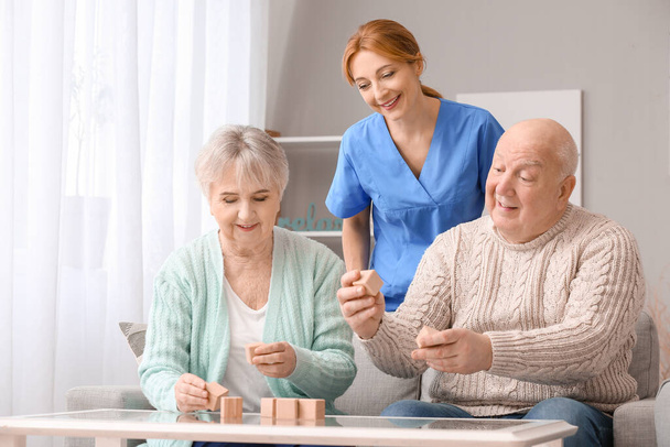 Ältere Menschen mit geistiger Behinderung und Pfleger im Pflegeheim - Foto, Bild