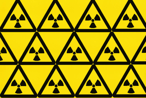 放射線の兆候:核の危険の象徴. - 写真・画像