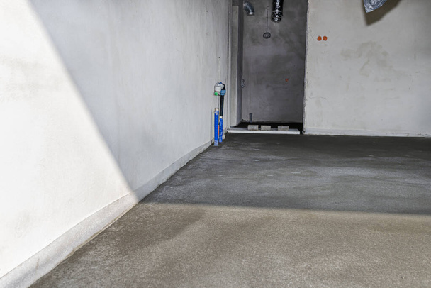 Bodenerweiterungsband unten an der Wand auf dem neu gefertigten Fußboden im Haus, um zu verhindern, dass der Fußboden Risse bekommt. - Foto, Bild