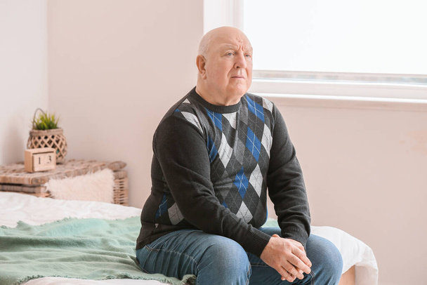 Oudere man met een geestelijke handicap thuis - Foto, afbeelding