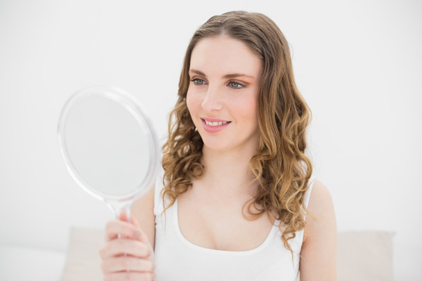 Woman holding a mirror - Fotoğraf, Görsel