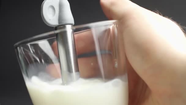 Cottura a vapore di un latte caldo per cappuccino o macchiato utilizzando una macchina da caffè. Barista fa il caffè con una schiuma di latte
. - Filmati, video