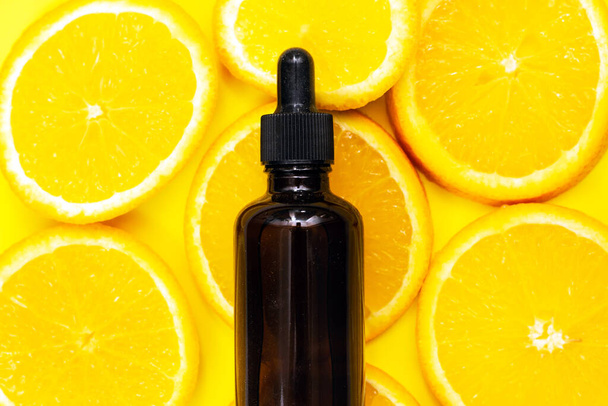 Huile essentielle d'agrumes citron, sérum vitamine c, aromathérapie soins de beauté
. - Photo, image