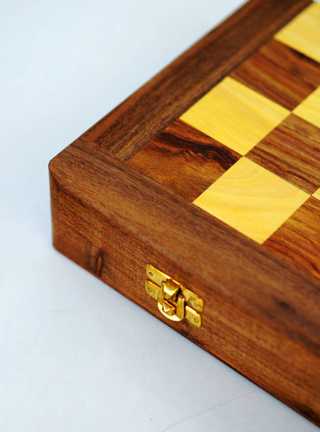 Nahaufnahme einer Schachbrettbox aus Holz, die Figuren enthält  - Foto, Bild