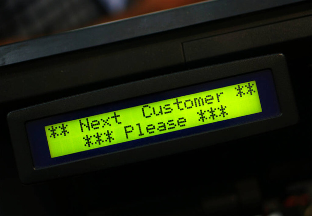 Κλείσιμο των επιστολών Επόμενος πελάτης παρακαλώ στην οθόνη ταμειακή μηχανή σε ένα κατάστημα - Φωτογραφία, εικόνα
