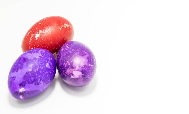 Цветные пасхальные яйца на белом фоне - Фото, изображение