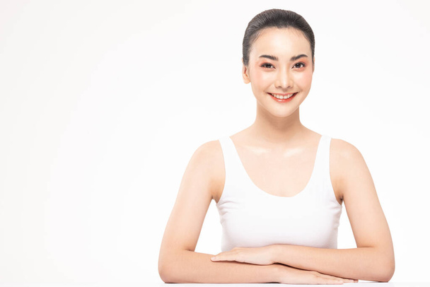 Schoonheid aziatische vrouwen portret gezicht met natuurlijke huid en huidverzorging gezond haar en huid close-up gezicht schoonheid portret. - Foto, afbeelding