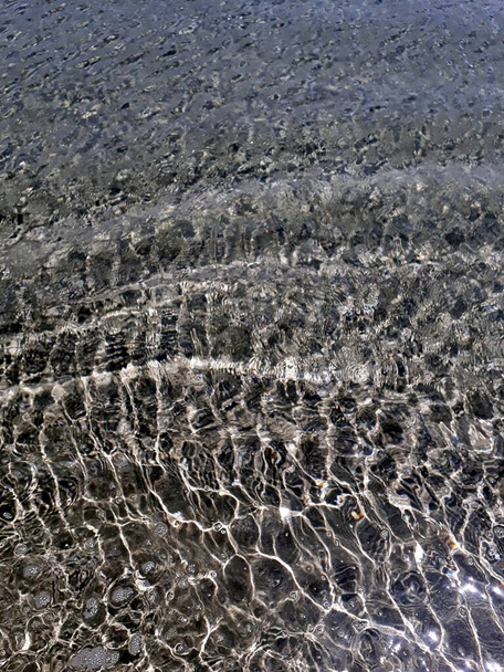 Agua de mar clara en una isla griega, Ios
 - Foto, imagen