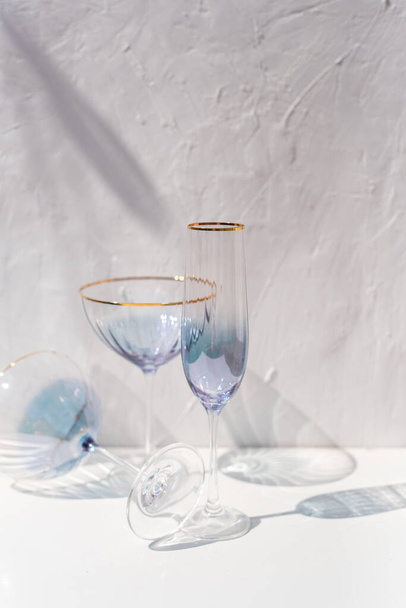 blue transparent cava glass set with sun light reflections - Fotografie, Obrázek
