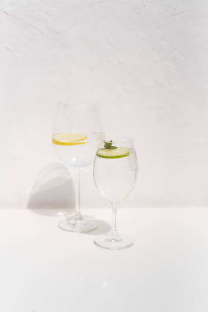 Szénsavas víz jéggel és citrommal a pohárban - Fotó, kép