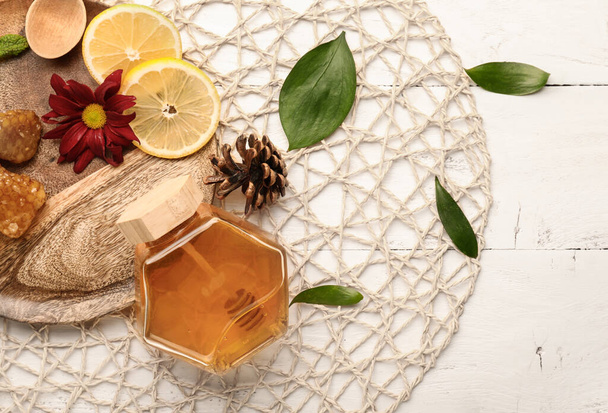 Βάζο γλυκό μέλι με λεμόνι σε ξύλινο φόντο - Φωτογραφία, εικόνα