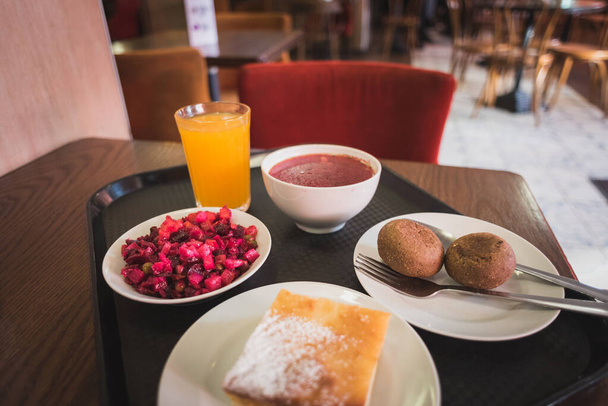Γεύμα στο οικονομικό εστιατόριο στην Αγία Πετρούπολη, Ρωσία για 2,3 δολάρια ΗΠΑ: vinegret (σαλάτα τεύτλων), ποτό ιπποφαές, μπορς (σούπα τεύτλων), ψωμί σίκαλης, tvorozhnik (γλυκιά πίτα με τυρί cottage). - Φωτογραφία, εικόνα