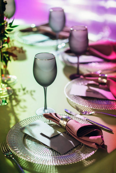 Hochzeitstisch Dekoration Luxus-Stil in Mintfarben mit Blumen - Foto, Bild