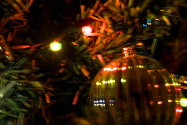 Fondo luces de Navidad con un árbol artificial  - Foto, Imagen