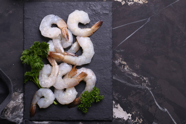fresh raw peeled shrimp on the table - Foto, Imagem