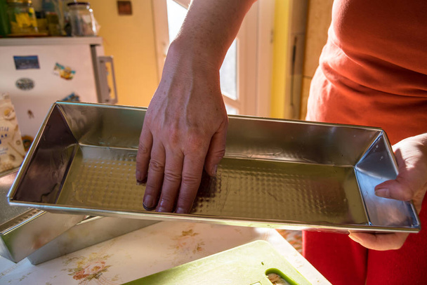 домохозяйка готовит подносы для хлеба - Фото, изображение