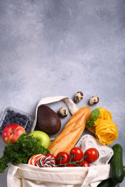 frutta e prodotti vegetali in un carrello
 - Foto, immagini