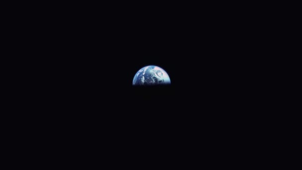 Astronaut skáče vedle americké vlajky během Apolla 16 Moonwalk, Daleko od domova, Země stoupá v pozadí. Zvuk zahrnut. Prvky tohoto videa poskytl NASA.  - Záběry, video