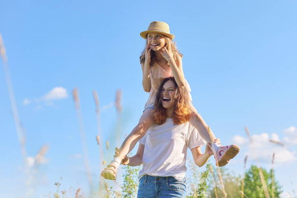 幸せな笑いの子供たちが草原で遊んで、二人の姉妹の女の子が自然を楽しんで - 写真・画像