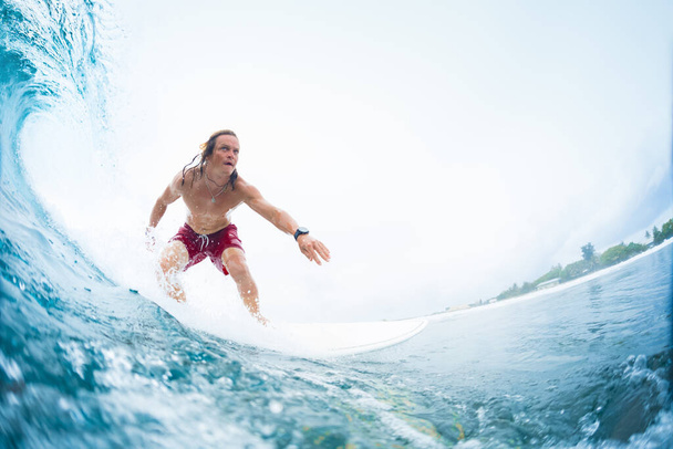 Mladý surfař jezdí na dokonalé vlně tropického oceánu. Extrémní sport a aktivní životní styl koncept. Surfspot jménem Jailbreak, Maledivy - Fotografie, Obrázek