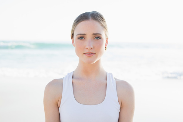 Beautiful young woman sitting on the beach - Foto, immagini