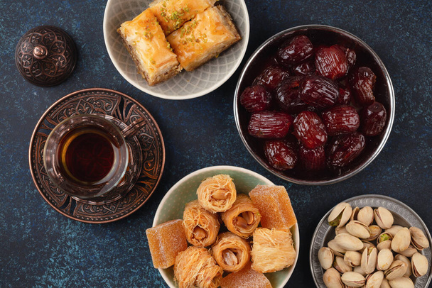 Αραβικό τσάι και γλυκά - Φωτογραφία, εικόνα
