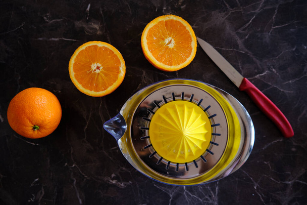 Χυμός πορτοκαλιού, Βιταμίνη C, χυμός φρούτων με φρέσκο χέρι. Μισά κομμένα πορτοκάλια. Υγιεινός τρόπος ζωής Έννοια για ενίσχυση της ασυλίας. Προστασία από ασθένειες. - Φωτογραφία, εικόνα