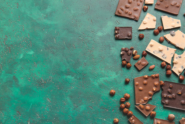 Makea suklaa pähkinät värillinen tausta
 - Valokuva, kuva