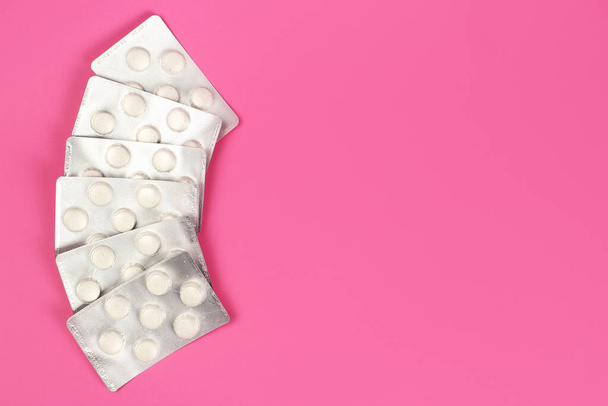 Velké kulaté tablety, vitamíny v blistru na růžovém pozadí, kopírovací prostor - Fotografie, Obrázek