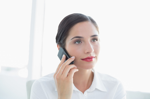 Mujer de negocios usando teléfono móvil - Foto, Imagen
