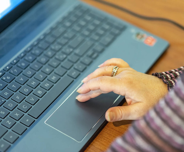 Frau im Smart arbeitet während einer Online-Konferenz vor einem Laptop und tippt Text. Intelligente Arbeitsaktivitäten während der Quarantäne Coronavirus covid-2019 Pandemie in Italien - Foto, Bild