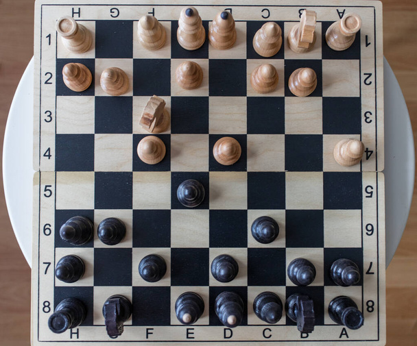 playing chess as a way to entertain yourself while staying at home with your family - Foto, afbeelding