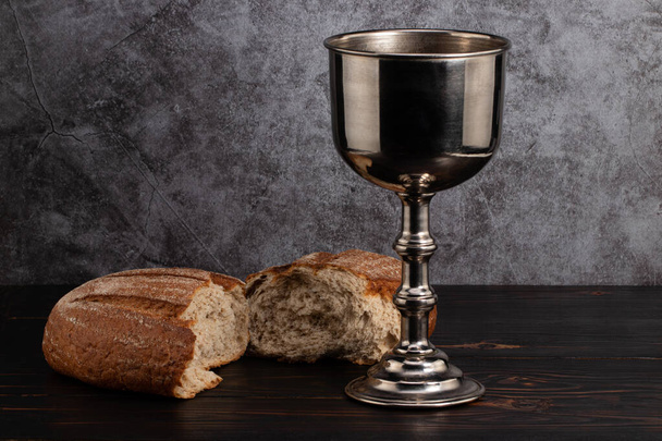 holy communion chalice with wine and bread. - Fotoğraf, Görsel