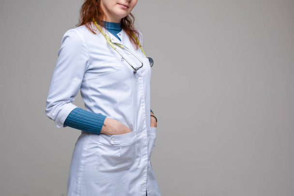 Γιατρός με λευκό παλτό με στηθοσκόπιο. Φωτογραφία στούντιο. - Φωτογραφία, εικόνα