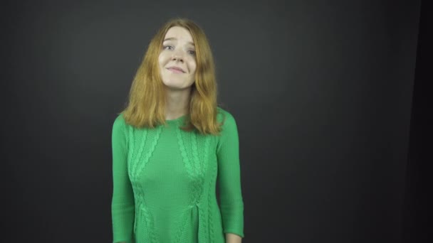 herečka s volnými vlasy provádí etude vyjadřující štěstí - Záběry, video