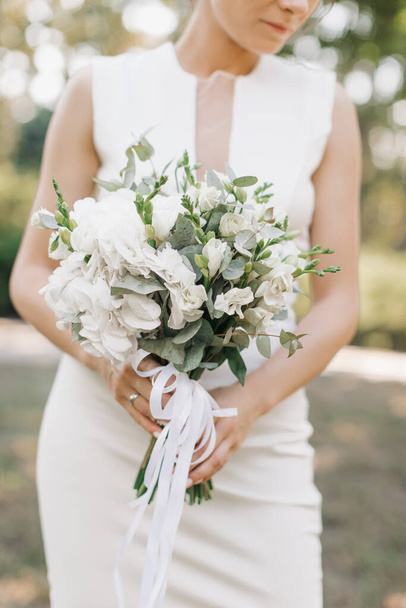 blooming bouquet in the hands of the bride - Foto, Imagem