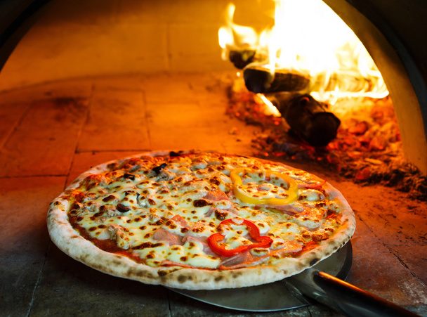 tűzifa kemencében sütött pizza - Fotó, kép