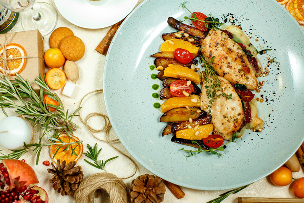 pechuga de pollo con puré de papas y verduras a la parrilla e ingredientes servidos en la mesa
 - Foto, Imagen