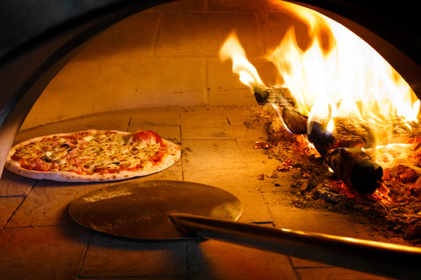 dřevo pece pizza - Fotografie, Obrázek