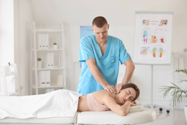 Massaggiatore che lavora con una paziente in un centro medico
 - Foto, immagini