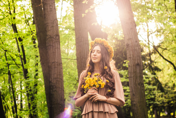 Mode Sommer Modell Mädchen mit langen Haaren. Sommer Schöne Frau mit gesunden und schönen braunen Haaren mit grünem Gras auf sonnigem Hintergrund - Foto, Bild